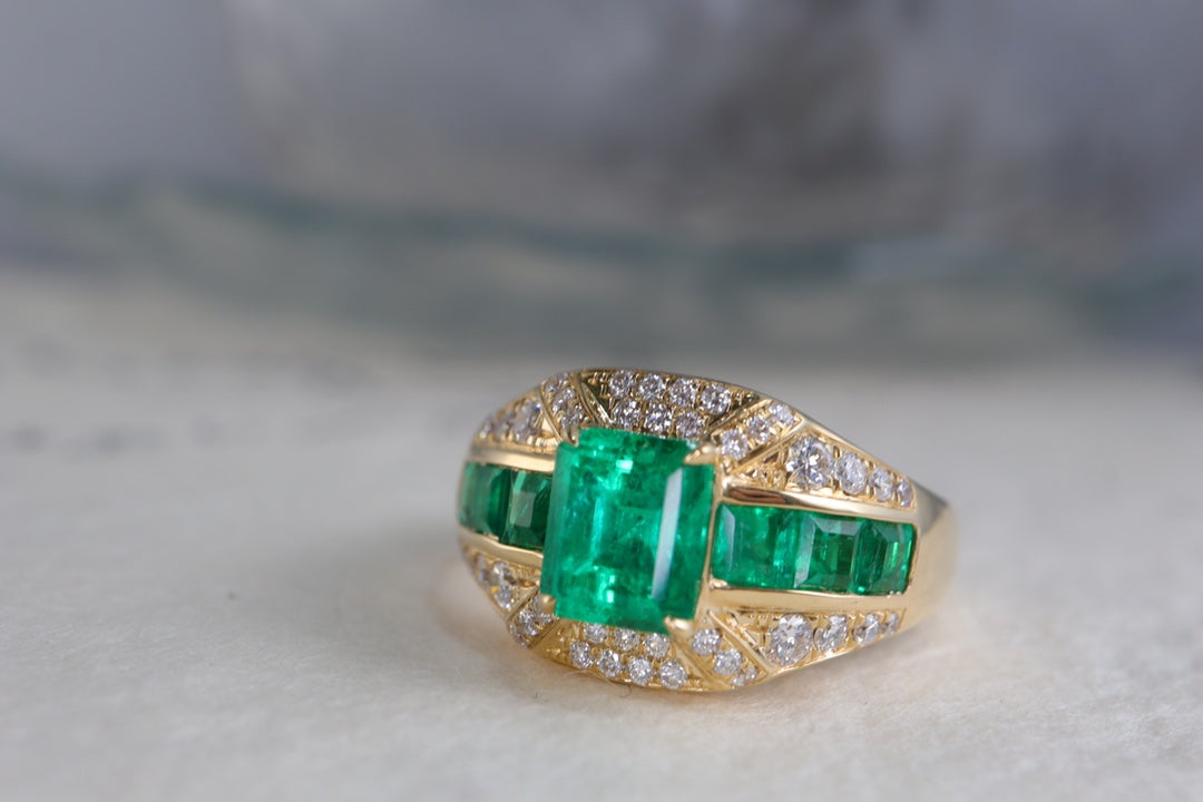 Anello con smeraldo in stile vintage: un gioiello di lusso