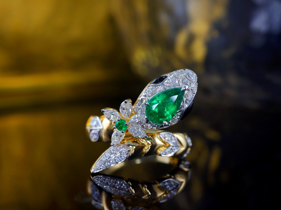 Smaragdring im Serpentinen-Design – ein mystisches und luxuriöses Schmuckstück