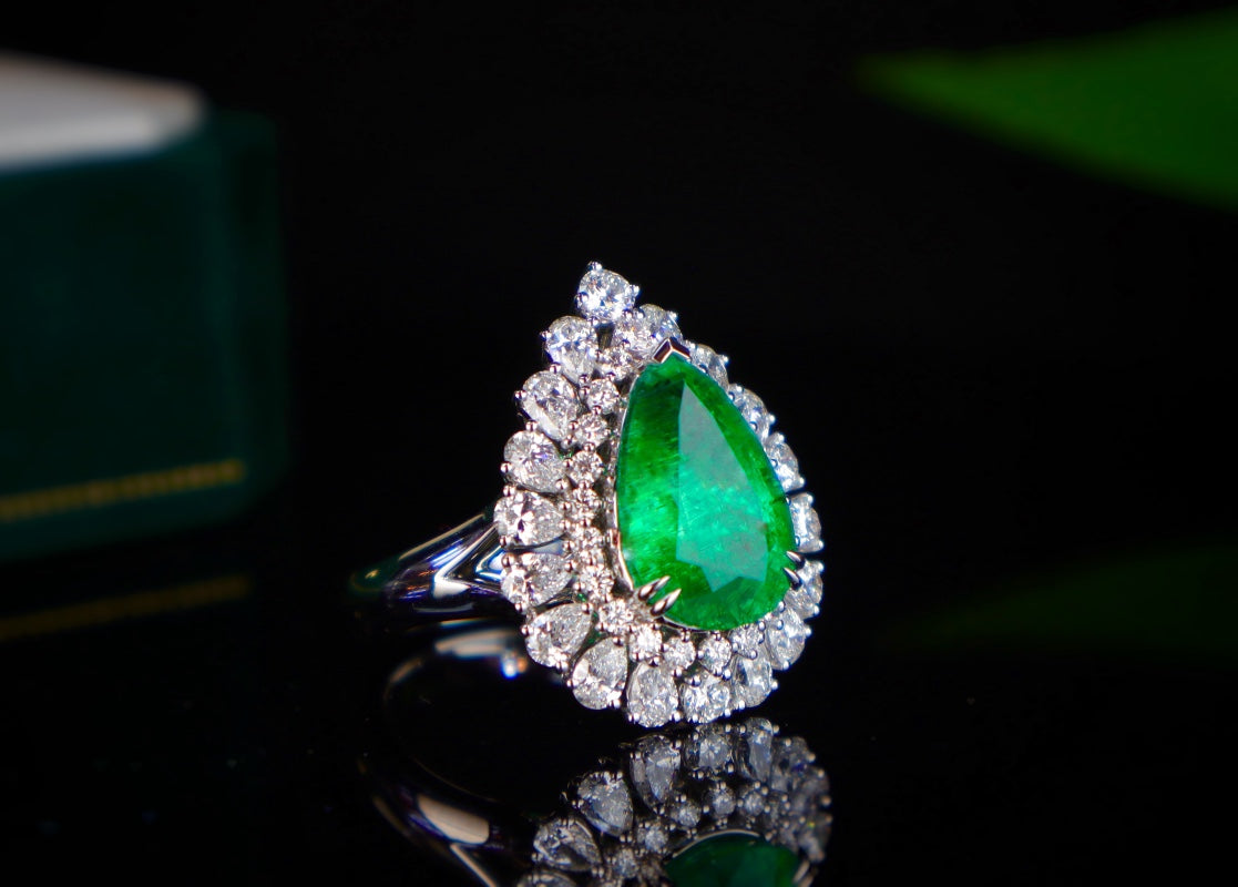 Anello con smeraldo - Gioielli con pietre preziose vetrose verde vivo