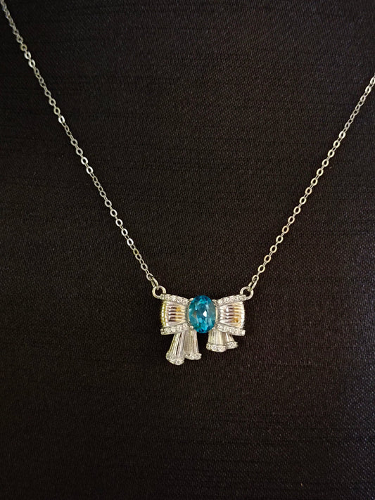 Collier avec nœud papillon topaze bleue de Londres – Bijoux élégants pour chaque occasion
