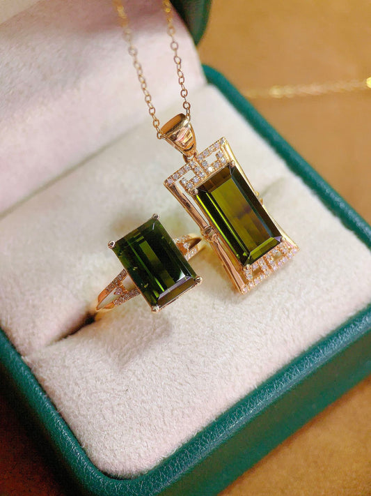Exklusives Double 11-Schmuckset: 18 Karat Gold mit diamantbesetztem Bixbite-Ring und Anhänger