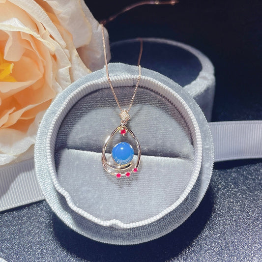 Nouveauté : Pendentif en ambre bleu dominicain incrusté d'or 18 carats - Bijoux exquis
