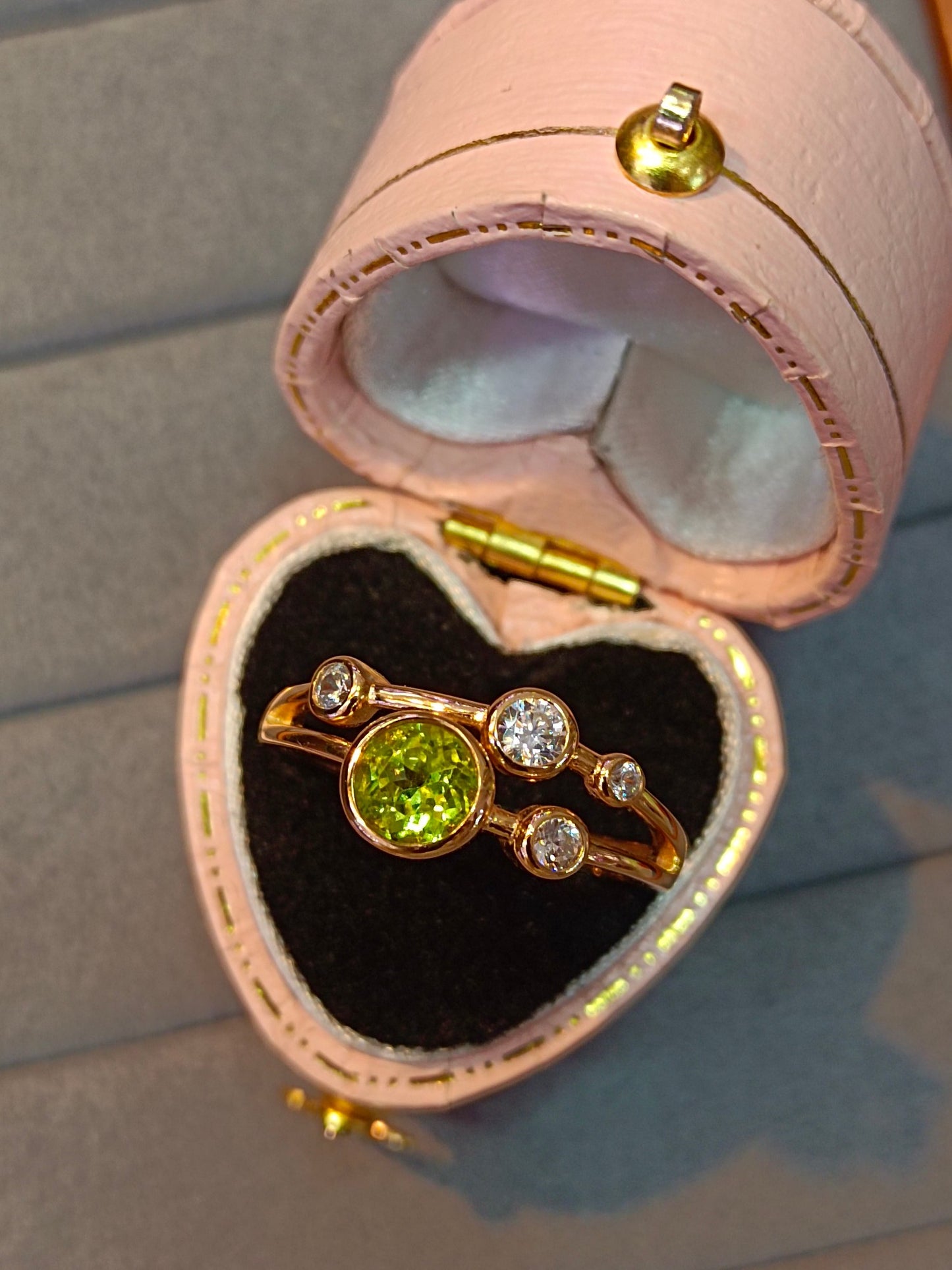 Utsökt S925 Sterling Silver Peridot Bubble Ring med 18K guldinbäddning - Modesmycken
