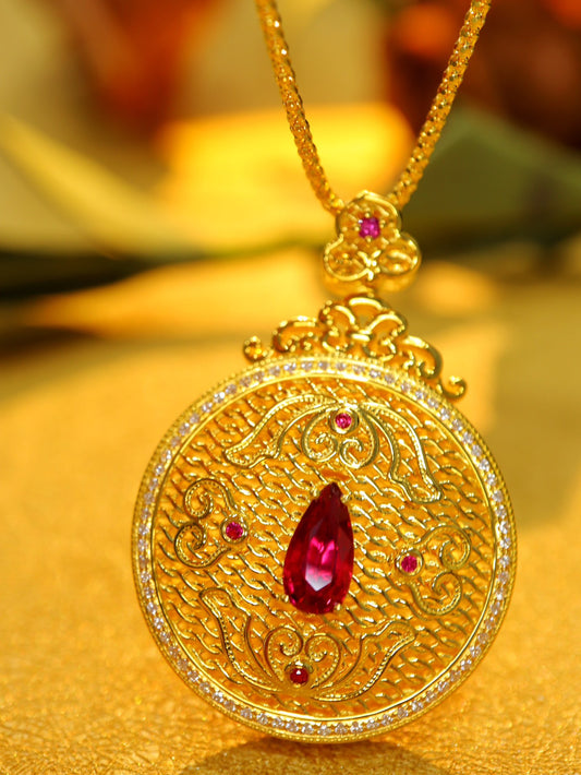 Joyería con colgante de rubí: artesanía en oro antiguo con piedra preciosa roja sangre de paloma