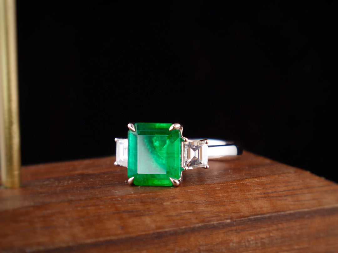 Anello con smeraldo: gioiello di alta qualità verde brillante