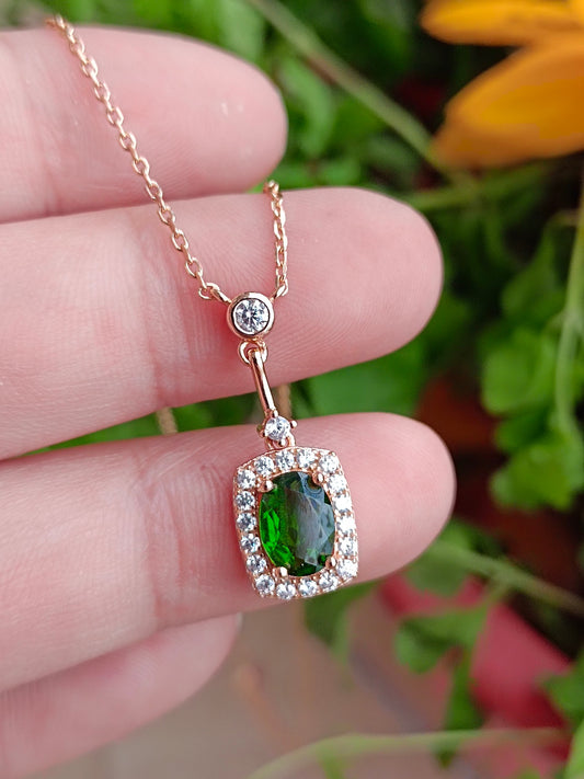 Collana con diopside naturale: un simbolo di speranza, salute e longevità nei gioielli