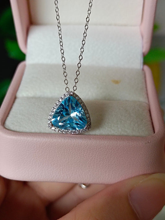 Bijoux pendentif en topaze bleue suisse naturelle exquise