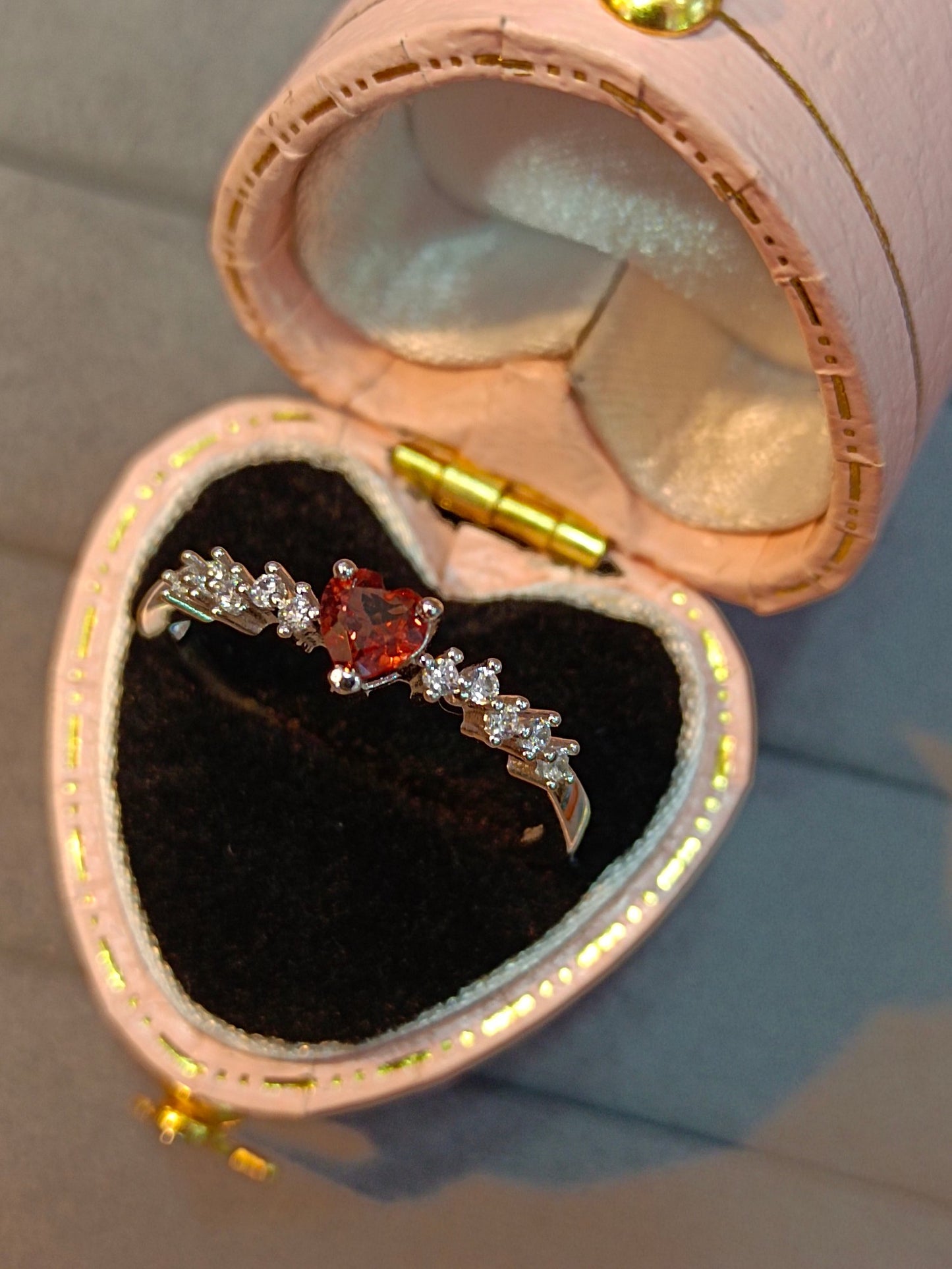 Inel cu granat în formă de inimă din argint S925 cu măiestrie din aur de 18K - Bijuterii elegante