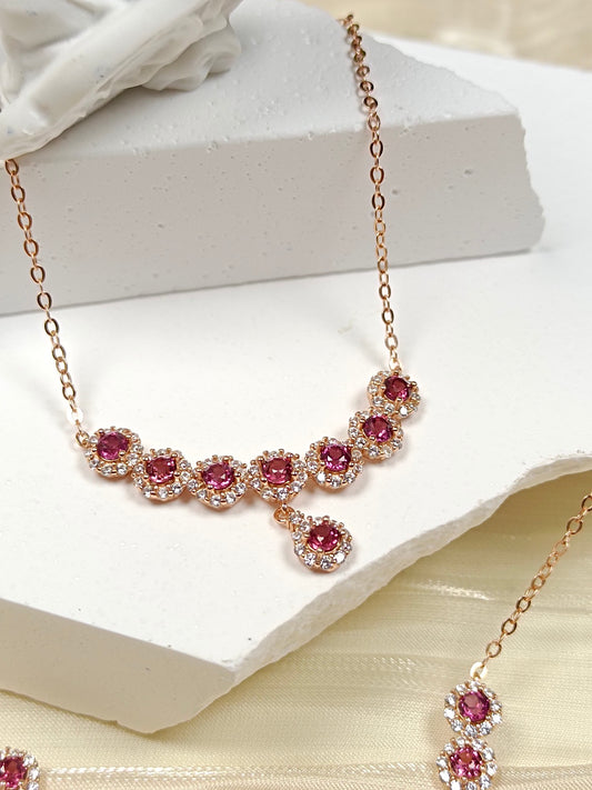 Ce collier en argent S925 présente un savoir-faire complexe, combinant de l'argent sterling 925 et du grenat violet.