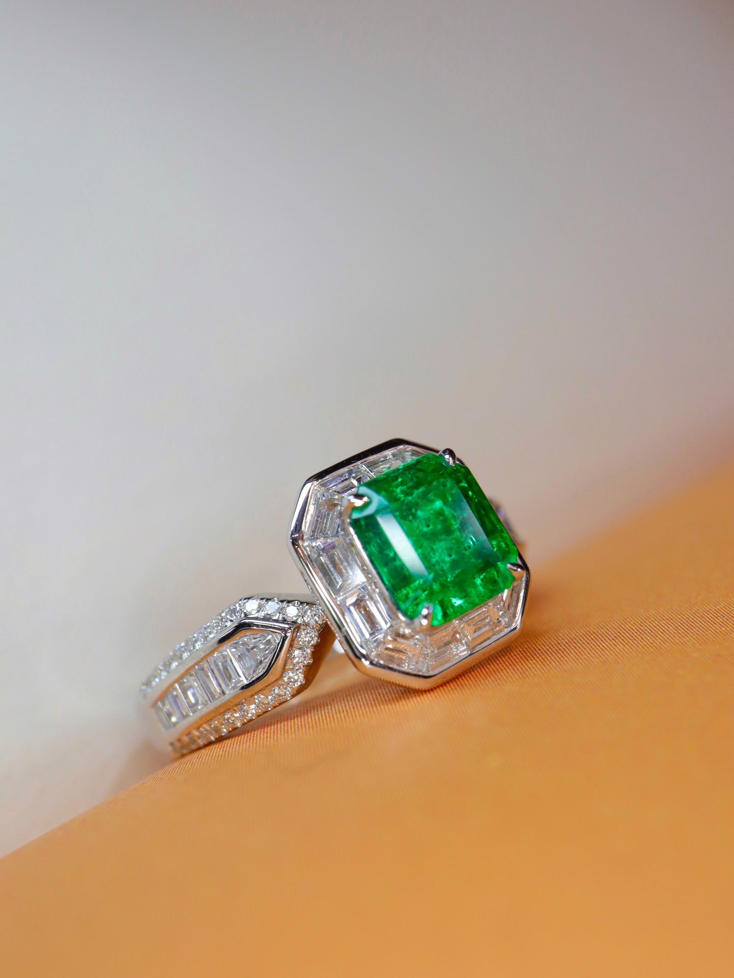 Smaragdring: Leuchtend grüner Schmuck mit Diamantakzent