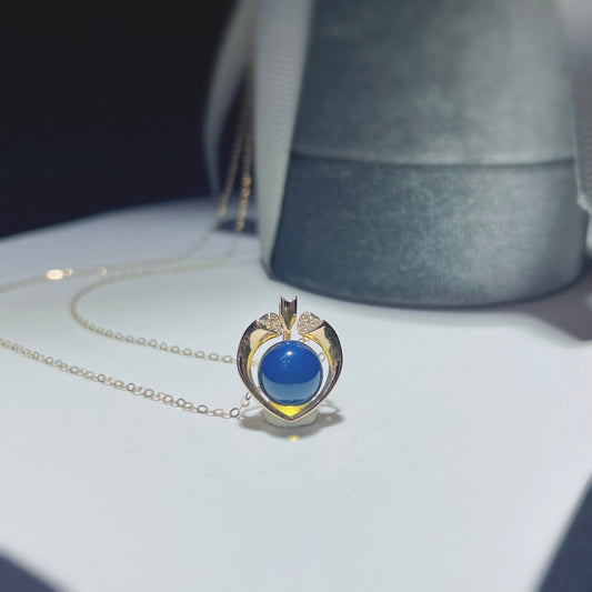 Bijoux exquis : pendentif en ambre bleu dominicain incrusté d'or 18 carats