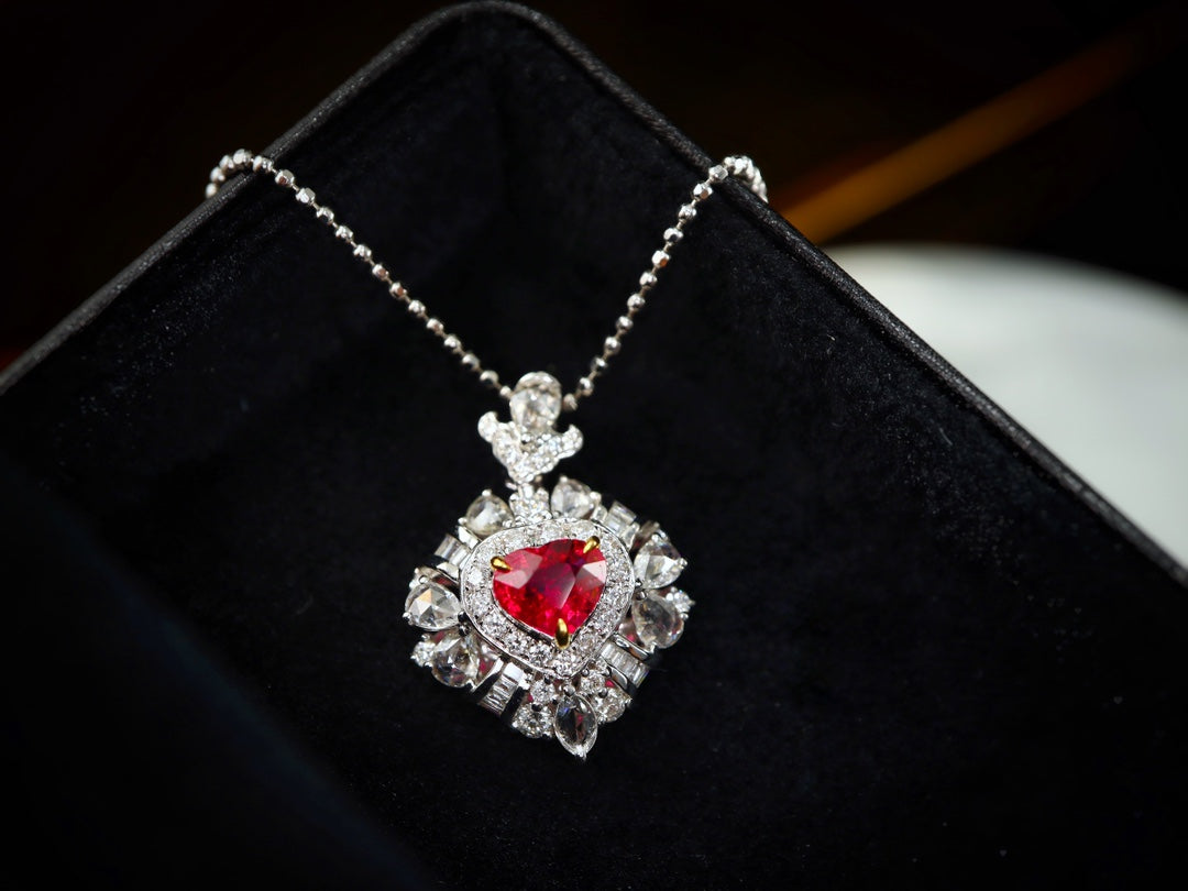 Joyería con colgante de rubí y sangre de paloma en forma de corazón: una joya fascinante