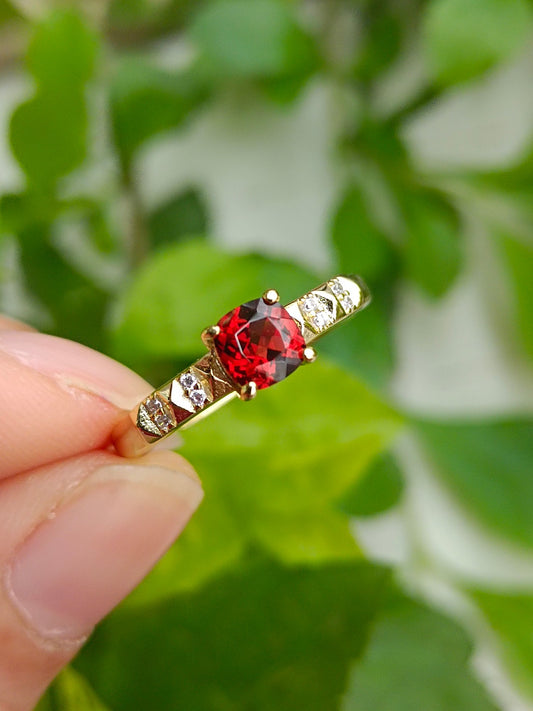 Anello con pietra granato naturale - Gioielli unici ed eleganti