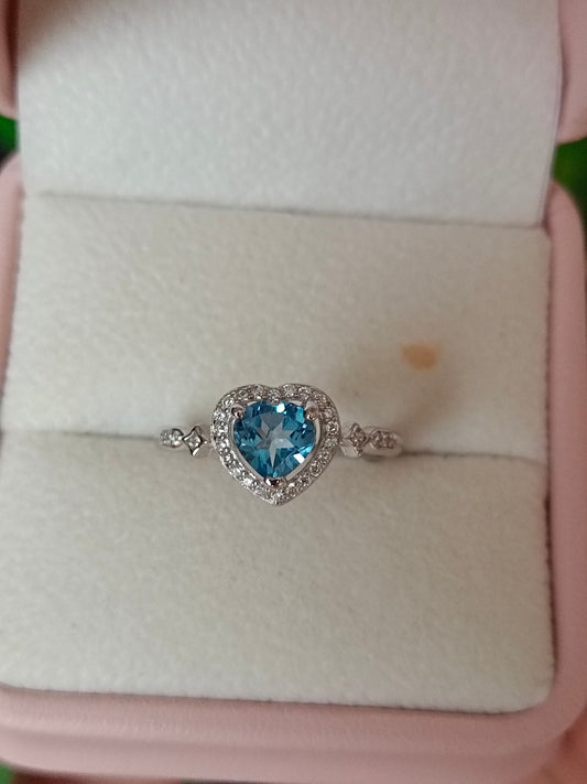Anello con topazio azzurro svizzero a forma di cuore - Gioielli per l'anima dolce e giovanile