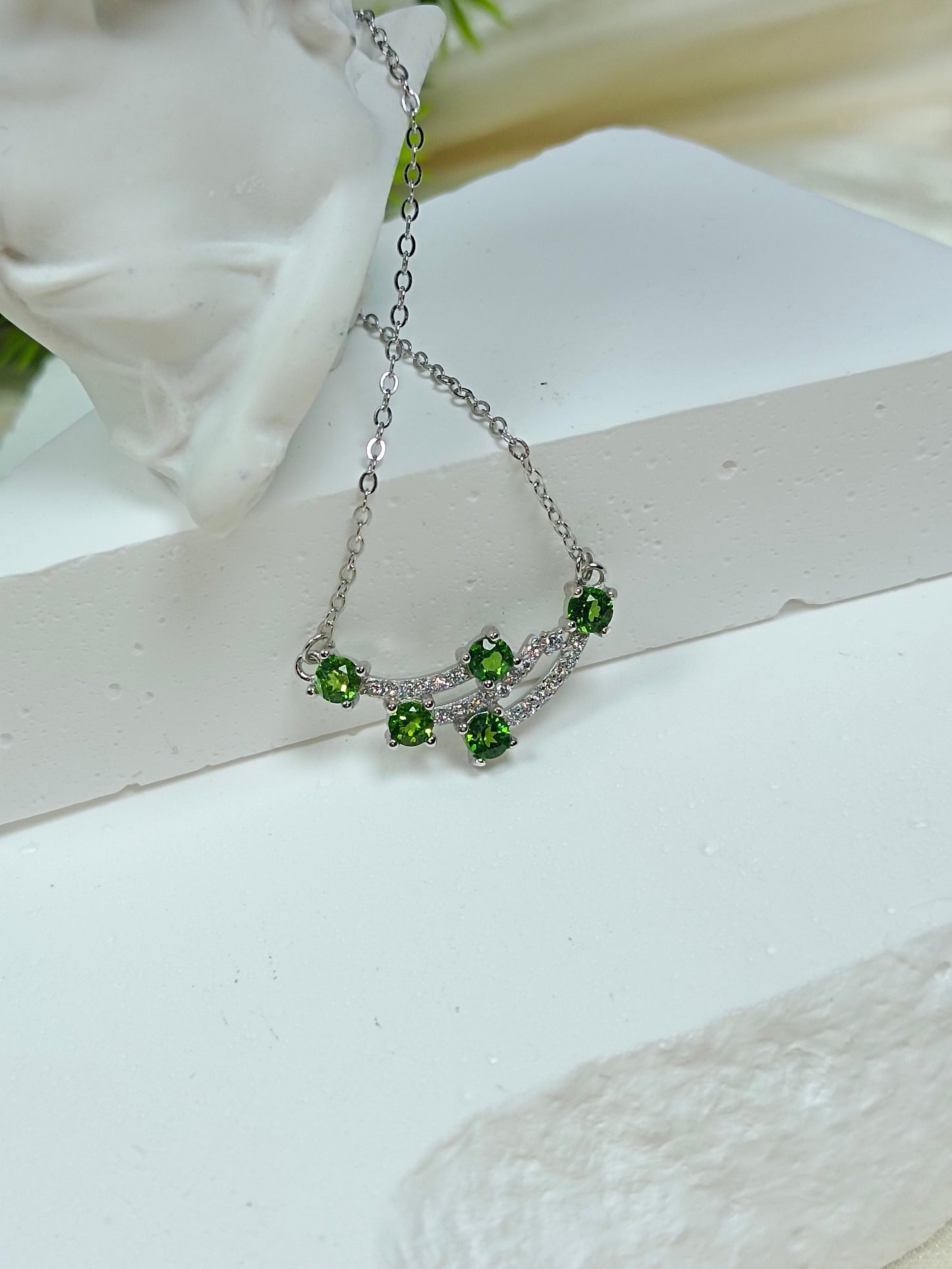 Collana in diopside incastonato in argento S925 - Meteora abbagliante, catena delicata alla clavicola elegante e versatile