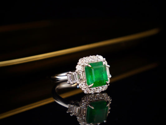 Smaragdring – Leuchtend grüner, glasiger Edelsteinschmuck mit hoher Sättigung