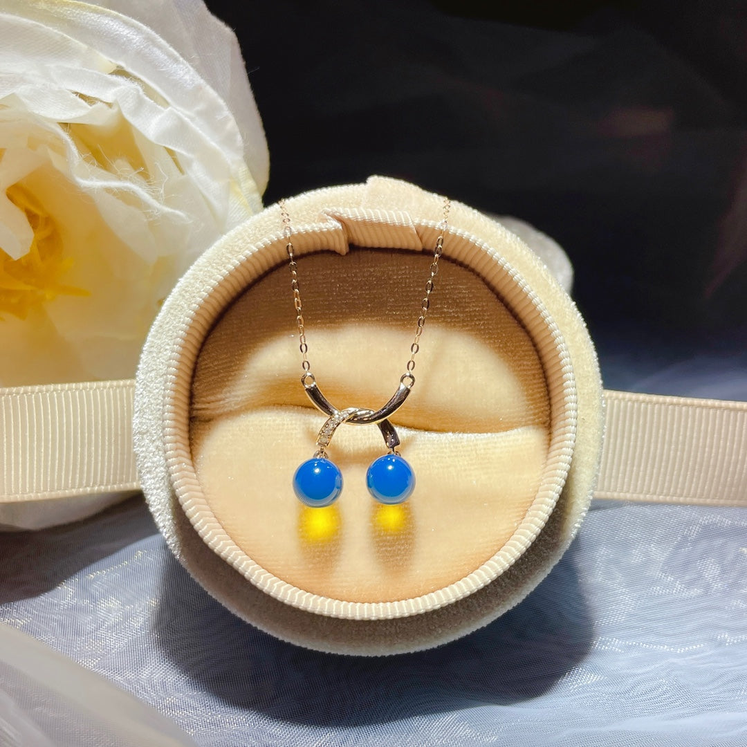 Joyería exquisita: Colgante de ámbar azul dominicano incrustado en oro de 18 quilates