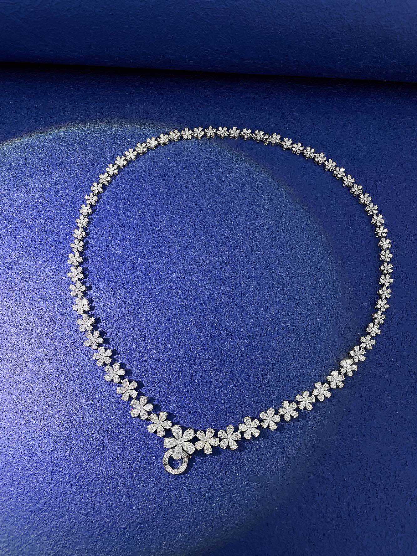Vielseitige Anhänger-Halskette aus 18 Karat kultiviertem Fünf-Blumen-Farbverlauf mit Pavé-Fassung – Schmuckstein