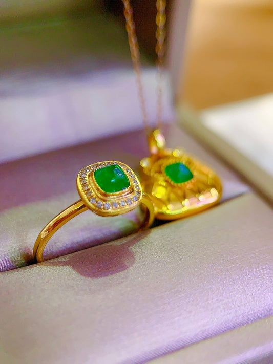Exklusives Double 11-Schmuckset: 18 Karat Gold mit diamantbesetztem Smaragdring und Anhänger
