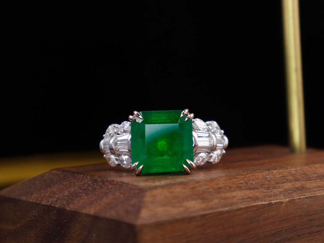 Anello con smeraldo - Gioiello classico verde vivido