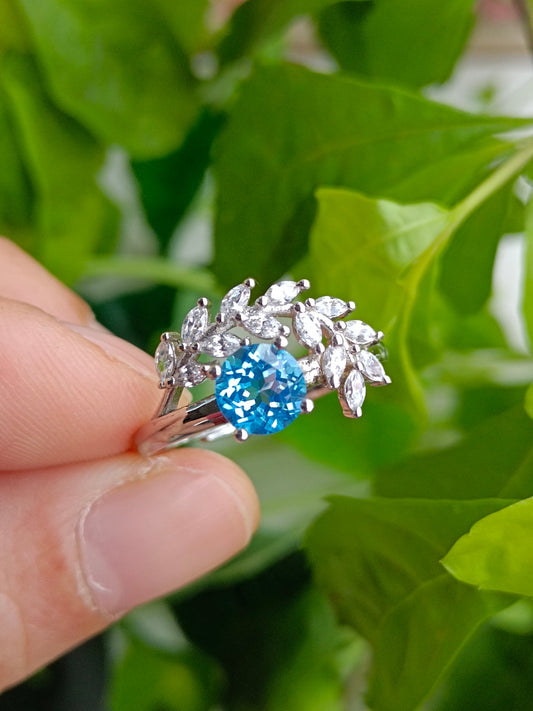Anello con topazio naturale in blu svizzero: lavorazione artigianale di gioielli unici
