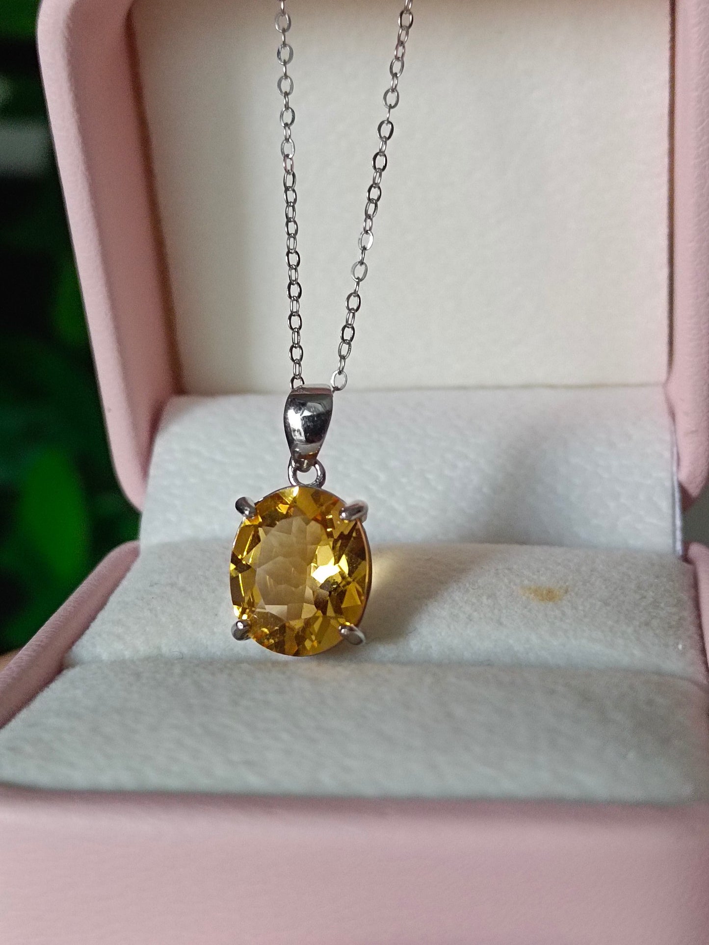Naturligt gult citrinhänge - eleganta smycken för alla tillfällen
