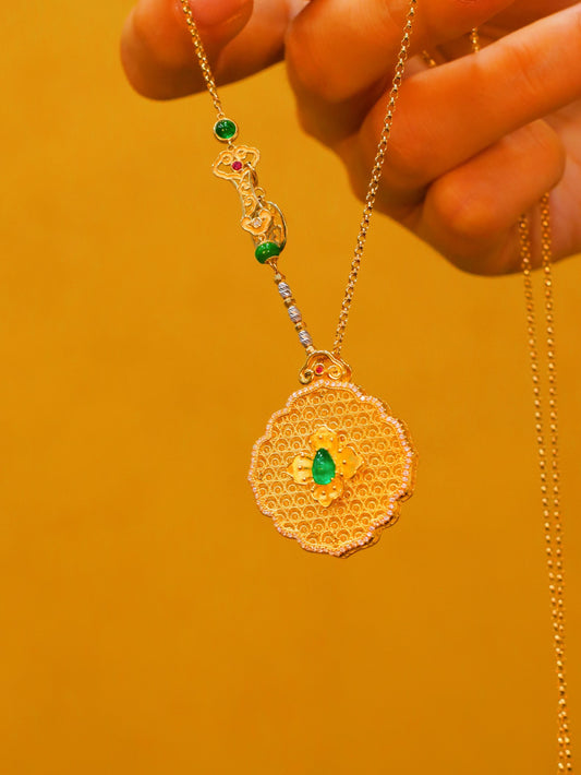 Colgante de filigrana Ruyi con piedra preciosa esmeralda: artesanía de joyería exquisita