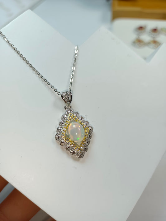S925 Silver Embedded Opal Diamond-formet anheng - Nytt Chanel-stil Elegant farget perle anheng smykker