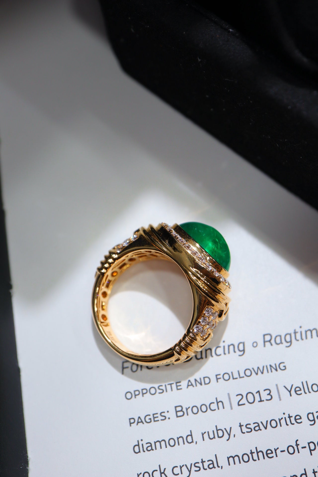 Smaragdgroene sieradenpracht: grote karaatssmaragdring met diamantaccent