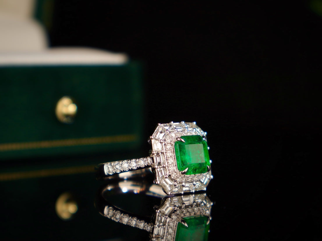Anello con smeraldo: lussuoso gioiello verde vivido
