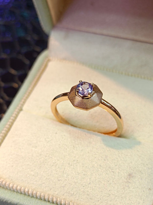 Anello con tanzanite in argento sterling S925 con lavorazione artigianale con incastonatura in oro 18 carati
