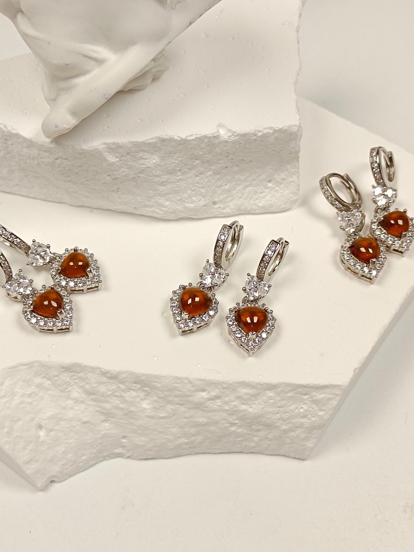Herzförmige Ohrringe aus S925-Silber, eingebettet in feinen Mandarin-Granat – ein Hauch orangefarbener Eleganz