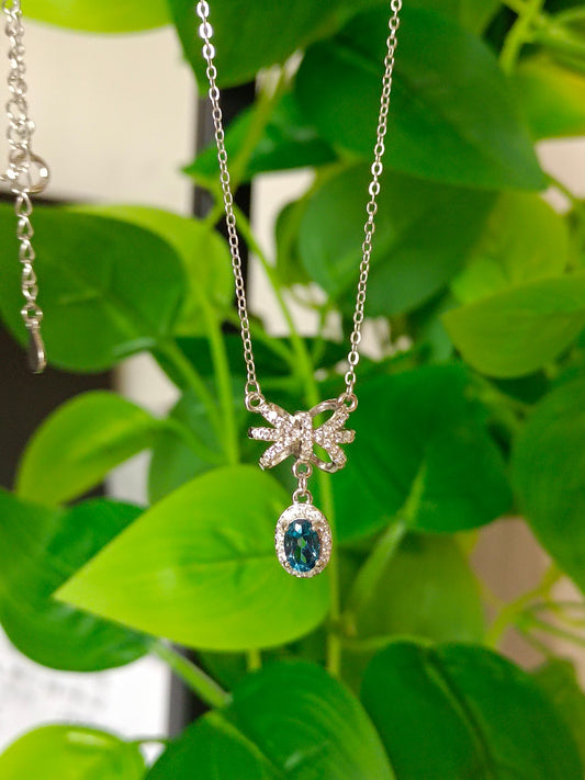 London Blue Topaz Bow anheng Halskjede - minimalistiske og elegante smykker