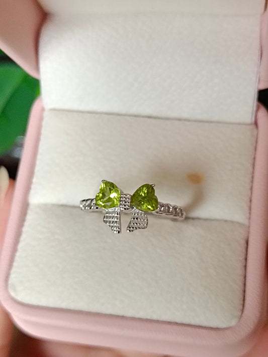 Anello Bowknot a cuore con peridoto naturale - Gioielli per una vitalità vibrante