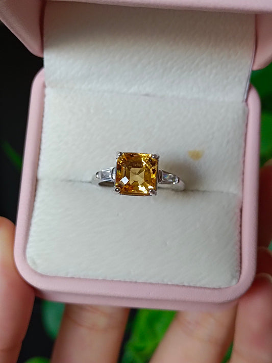 Anello quadrato con citrino giallo naturale: gioielli squisiti per l'eleganza