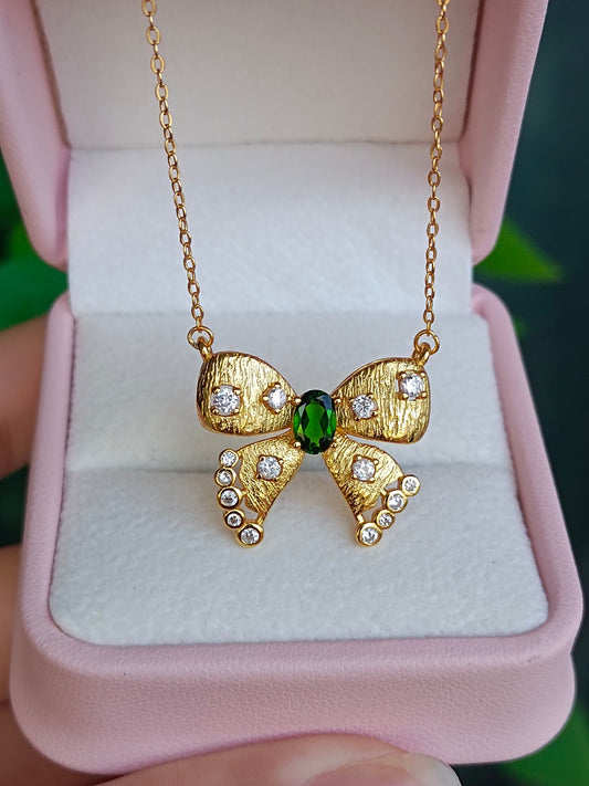 Collana con fiocco in diopside naturale: gioielli eleganti da indossare tutti i giorni