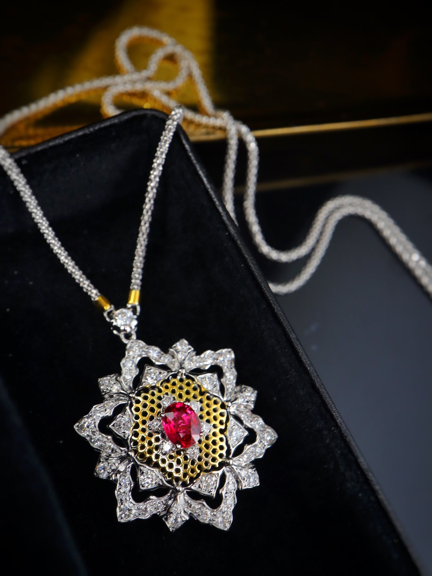Joyería de elegancia italiana: collar de oro tallado estilo Buccellati con rubí sangre de paloma