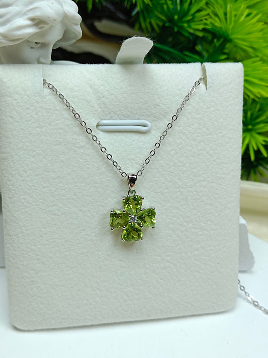 Gioielli con pendente a quadrifoglio in argento sterling S925 con peridoto a forma di cuore