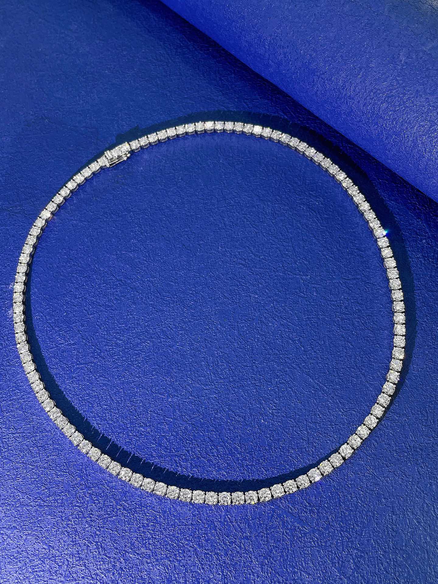 Colier cu pandantiv pavat complet cu patru gheare cultivat cu diamante de 18K - Bijuterii premium