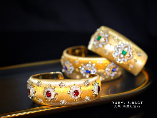 Gelang Cuff Lebar Gaya Buccellati yang Mewah dengan Batu Permata Merah Darah Merpati
