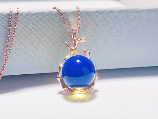 Pendentif exclusif en ambre bleu dominicain intégré en or 18 carats - Bijoux élégants en bambou