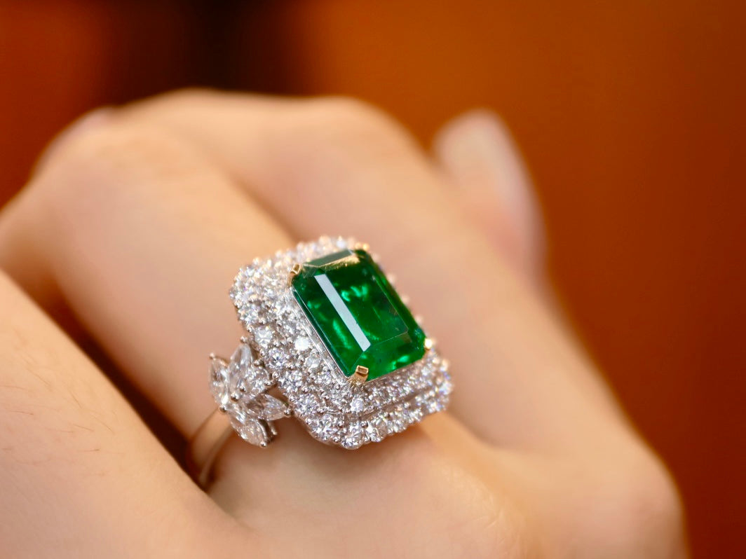 Anello con smeraldo verde vivido: gioielli di lusso di fascia alta