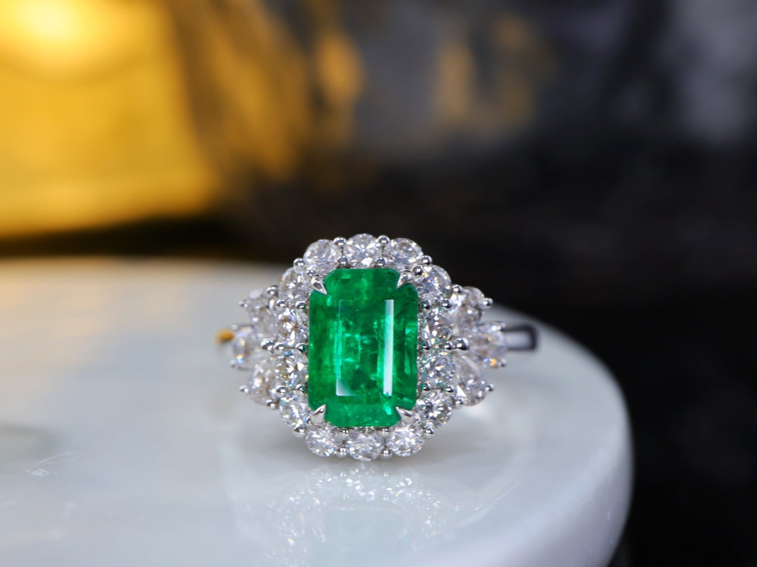 Anello con smeraldo: gioielli di lusso vetrosi, verde vivo