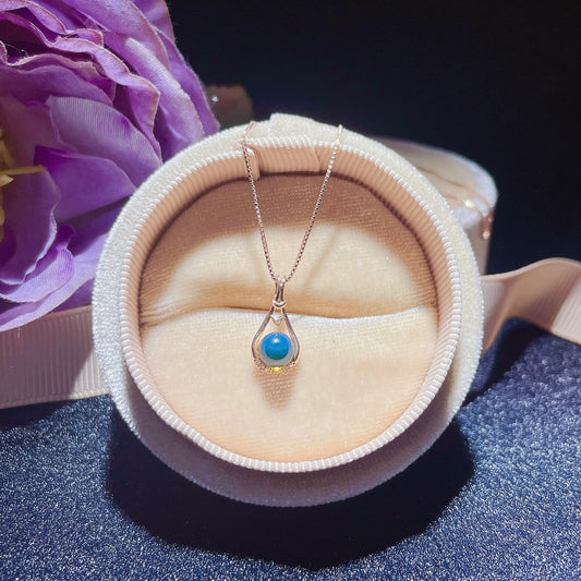 Nouveauté : Pendentif en ambre bleu dominicain incrusté d'or 18 carats - Bijoux exquis