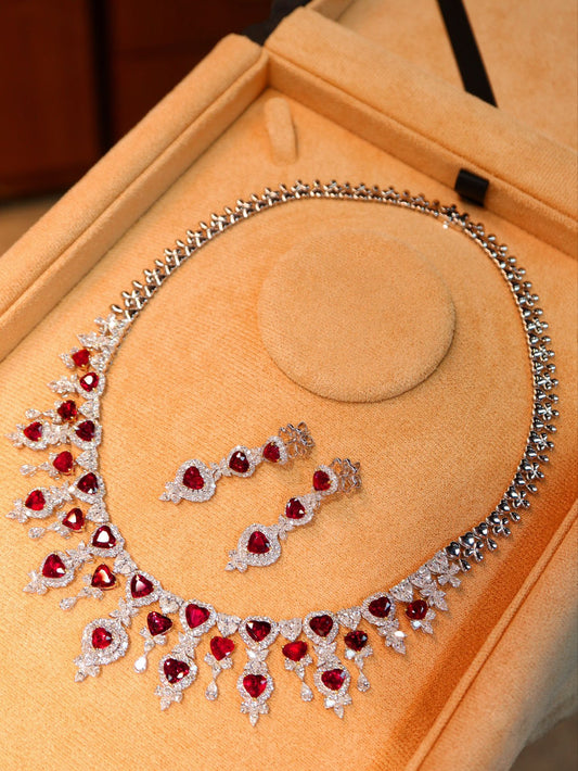 Exklusive Kollektion: Rubin-Abendschmuckset im Herzschliff