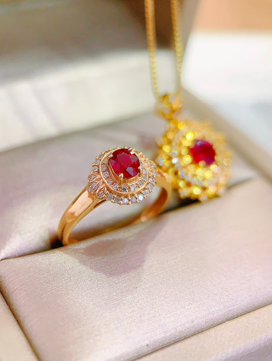 Exklusives Doppel-11-Schmuckset: Ring und Anhänger aus 18 Karat Gold mit Rubin und Diamant