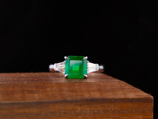 Smaragdring – leuchtend grünes Schmuckstück mit Diamantakzenten