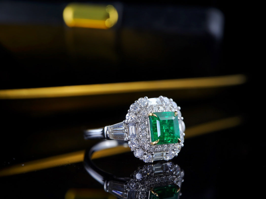 Anello con smeraldo: gioiello di alta qualità con eccezionale brillantezza