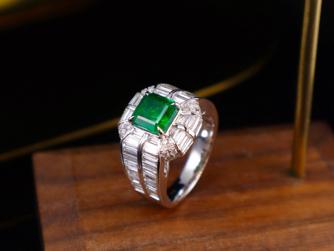 Anello gioiello con smeraldo: un capolavoro di eleganza e classe