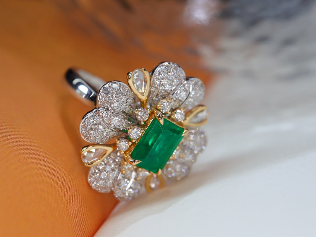 Anello Smeraldo - Gioiello vetroso verde vivo con disegno floreale